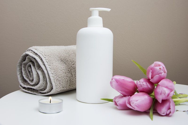 Ručník, krém a svíčka – wellness zátiší